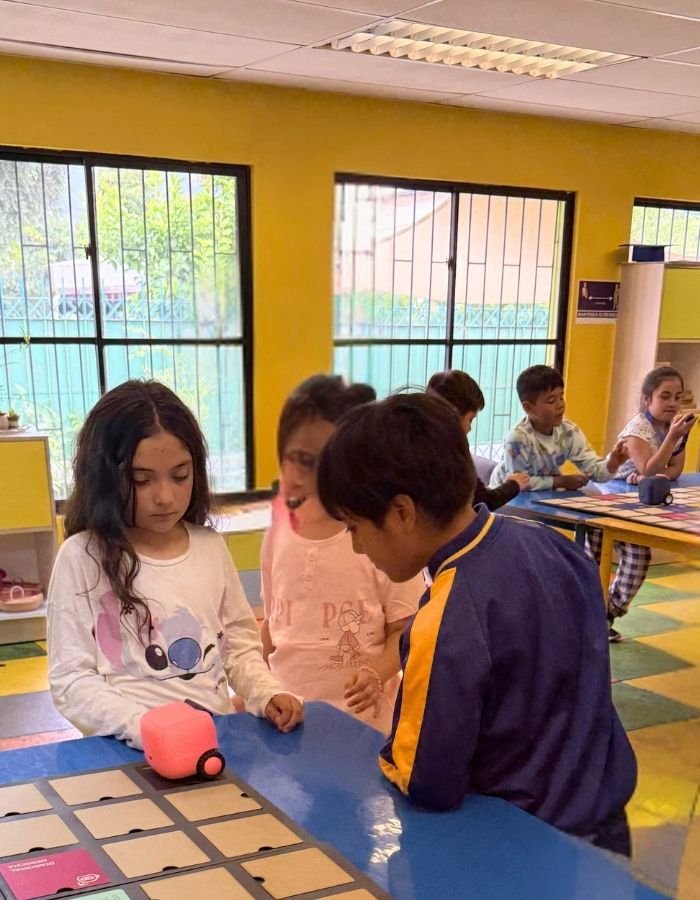 Niños programando a Cubo