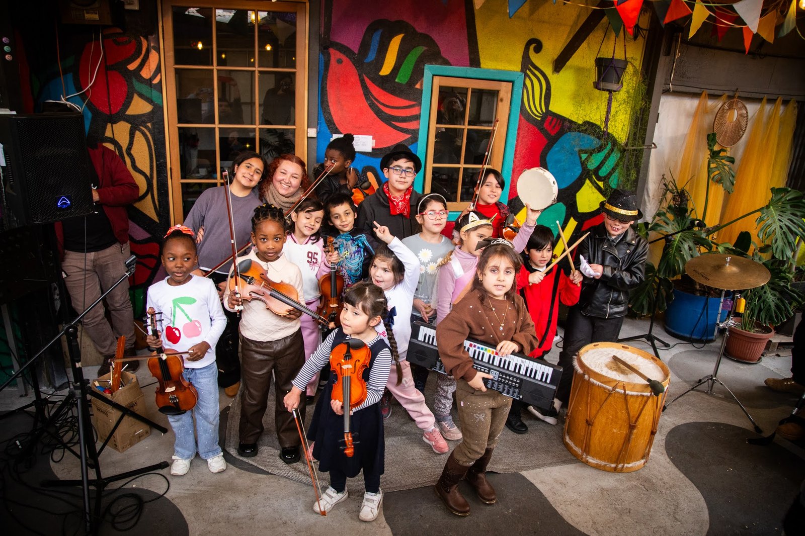 Niños y niñas en clase de música en Rukamalon