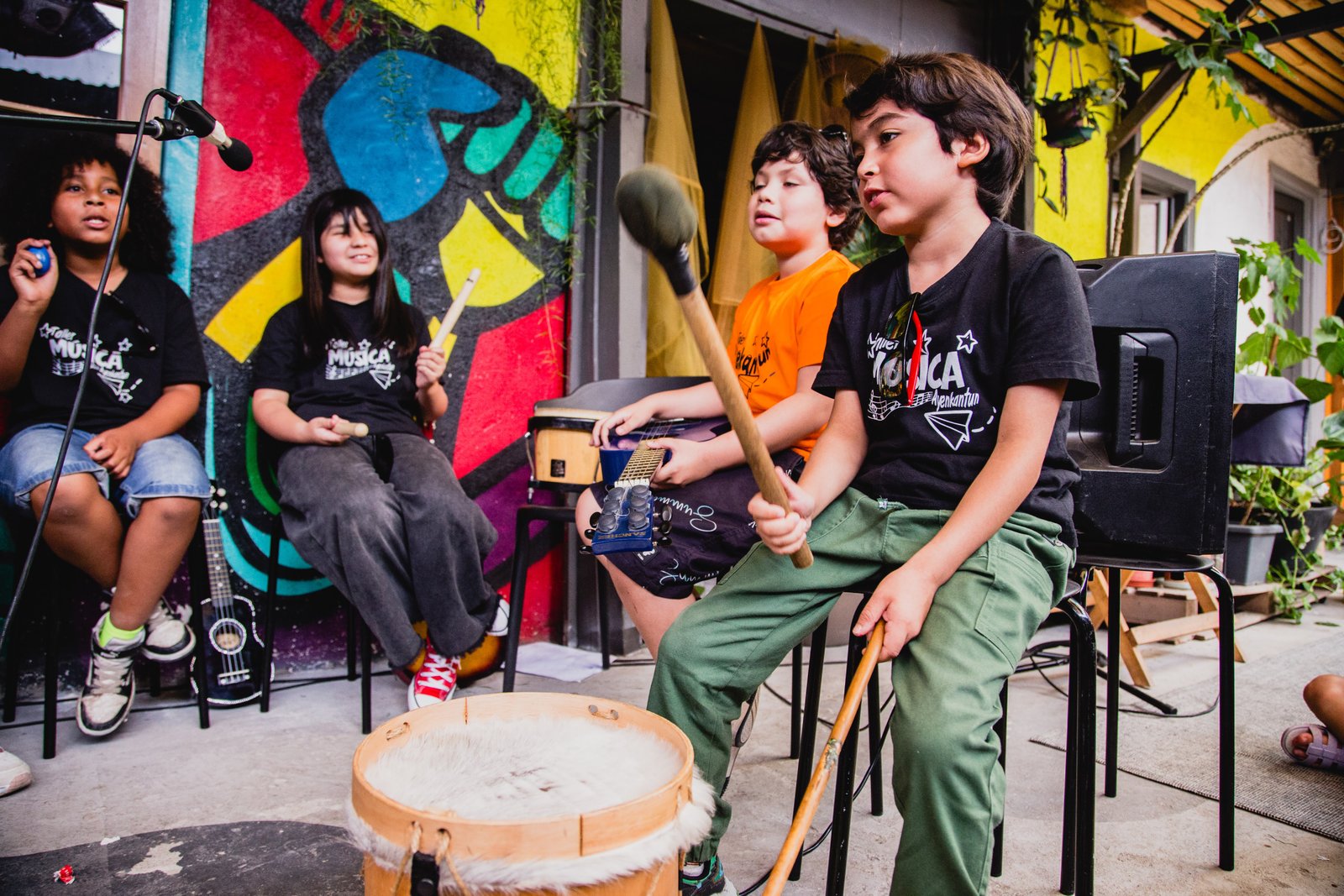 Niñas y niños explorando instrumentos en Rukamalon