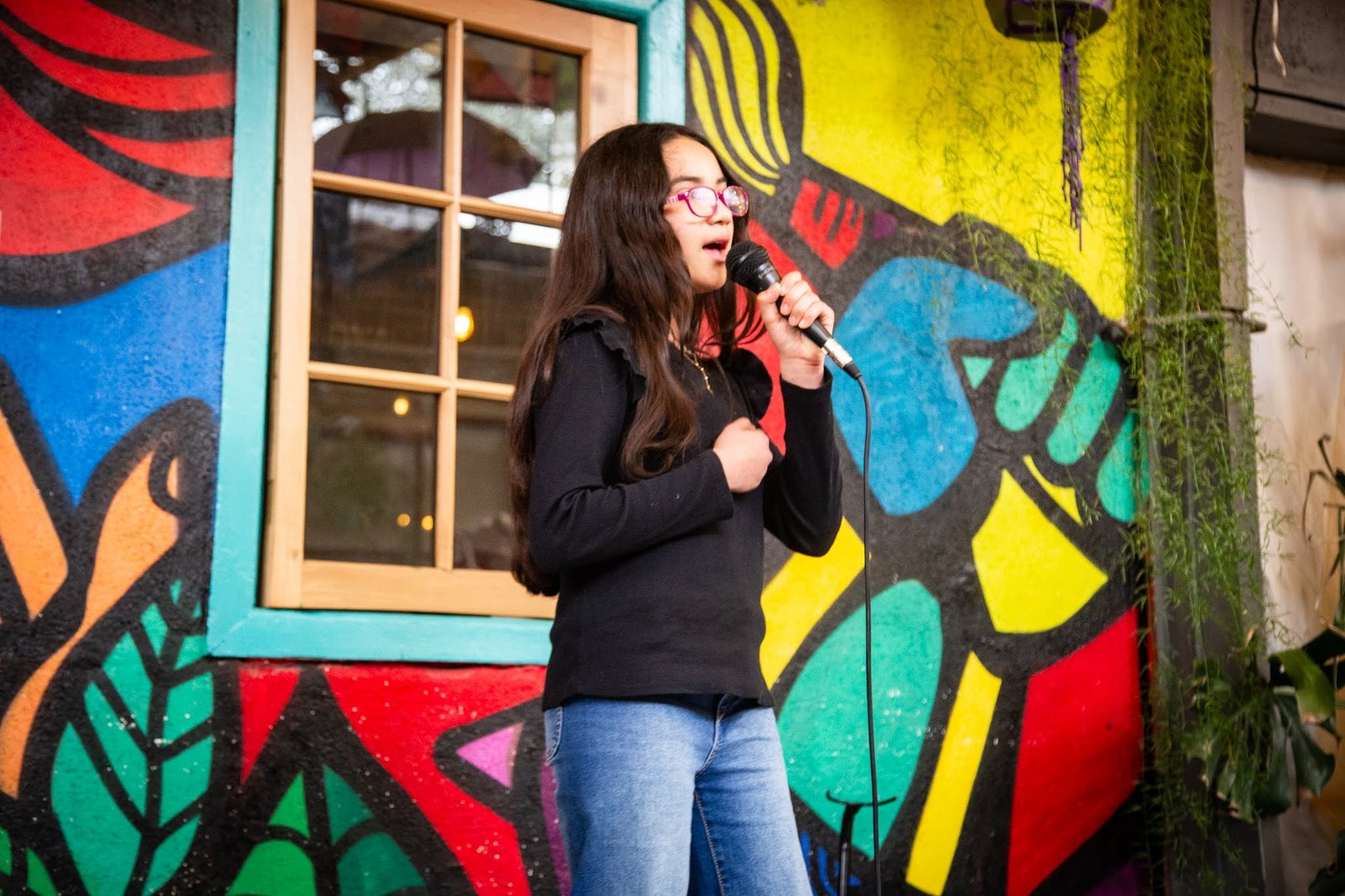 Niña cantando en el Taller de Canto Rukamalon