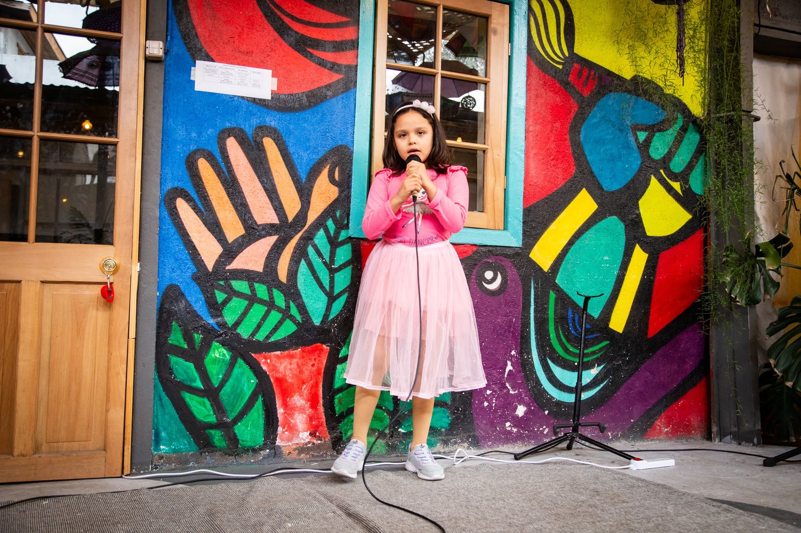 Niña cantando en el Taller de Canto Rukamalon