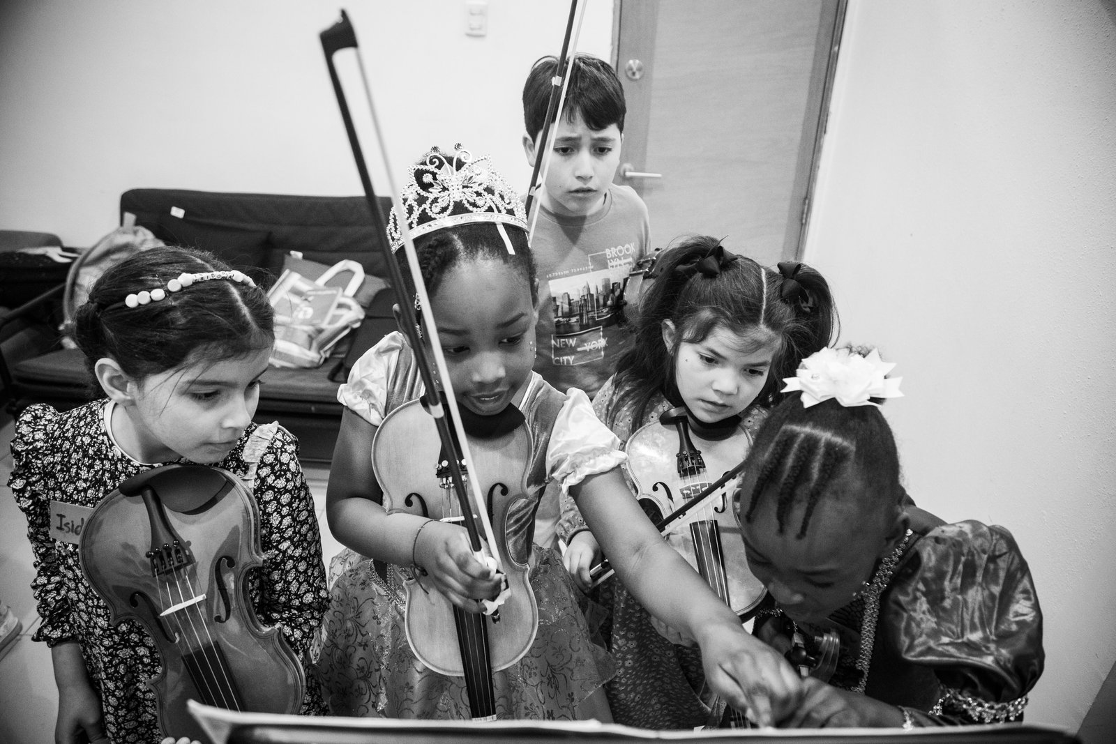 Grupo de niñas y niños en clase de violín, Rukamalon