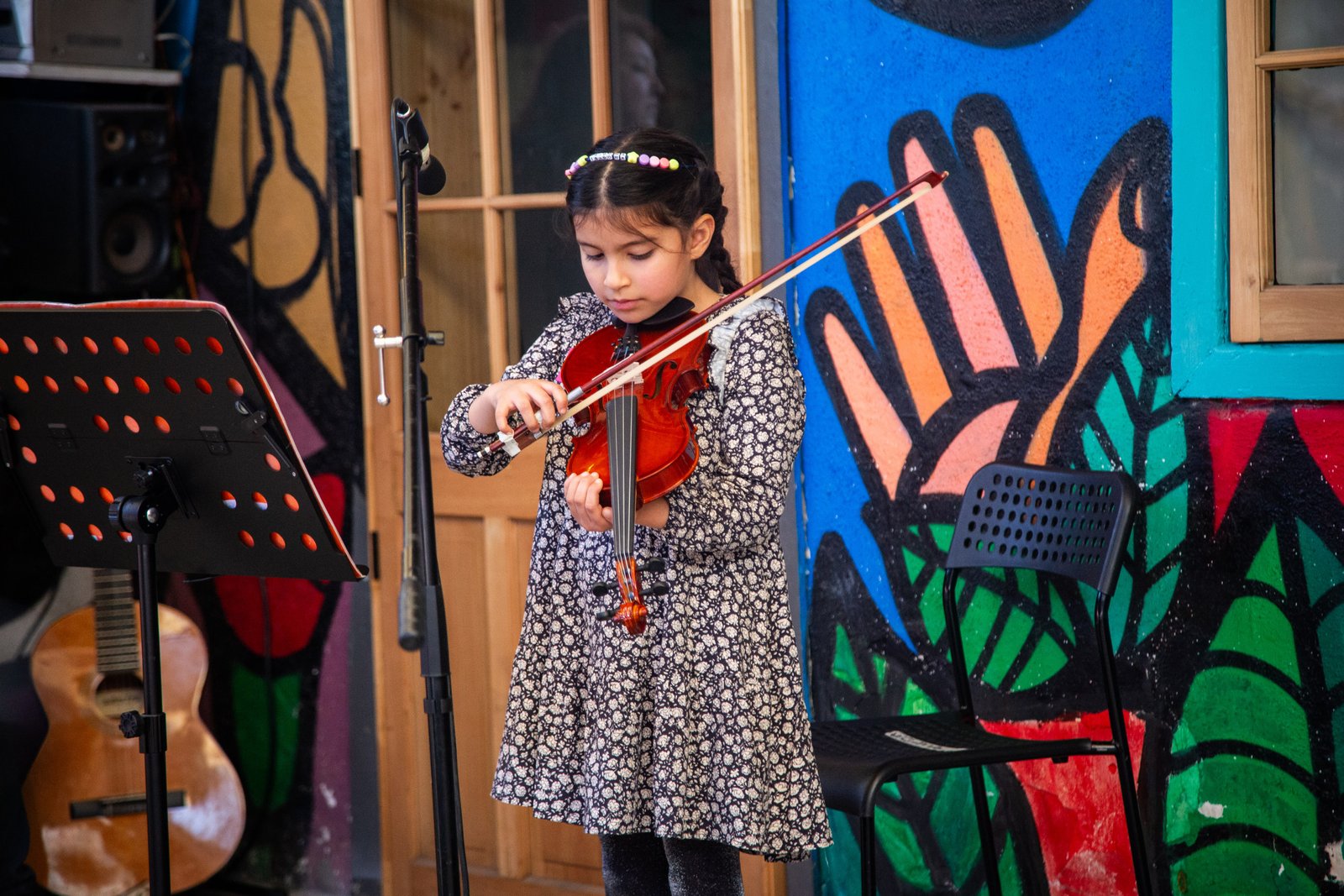 Niña tocando violín en presentación en el Taller de Violín Rukamalon