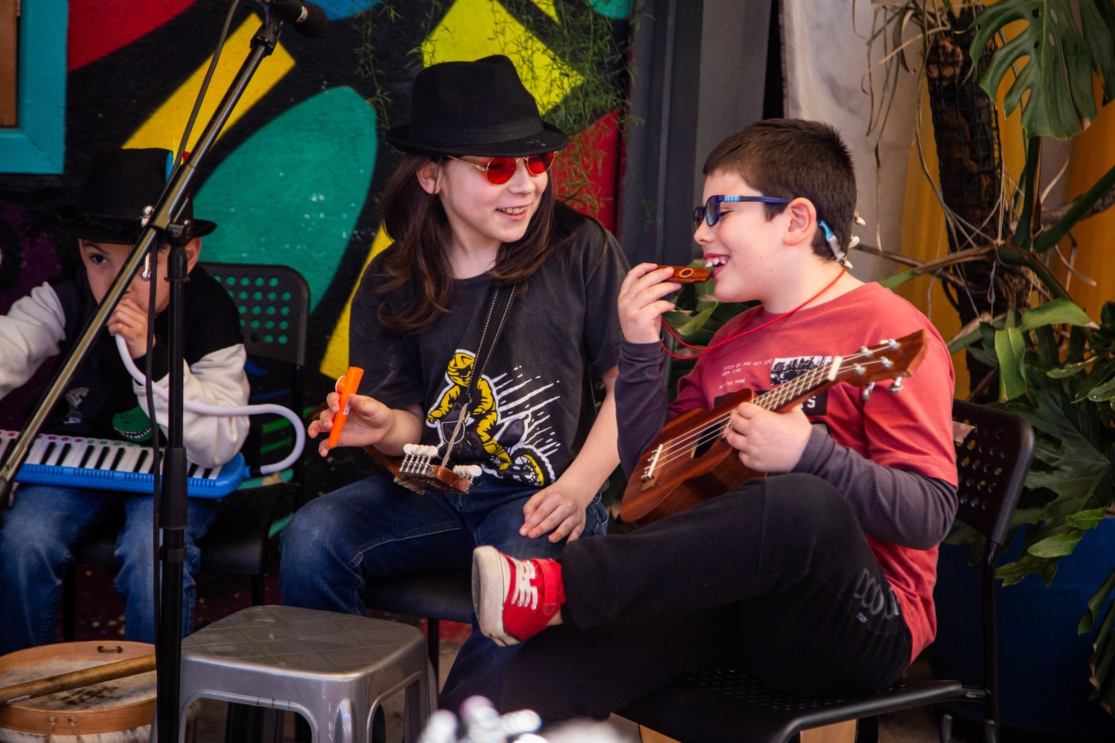 Niña y niño explorando ritmo e instrumentos en el Taller de Exploración Musical de Rukamalon, Barrio Italia